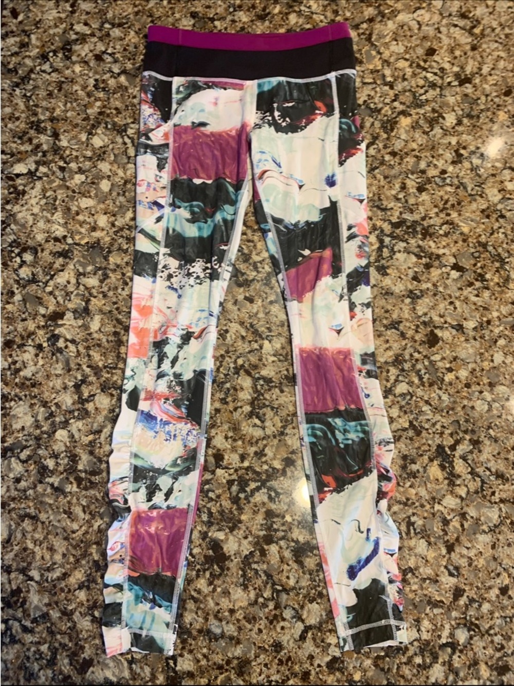 Lululemon high-waisted colourful leggings. Pockets and ruches on the sides
